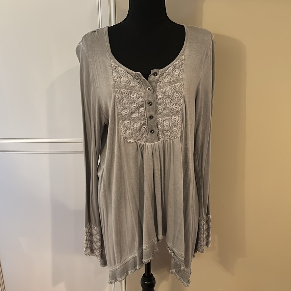Knox Rose top with bodice and sleeve detail size Large